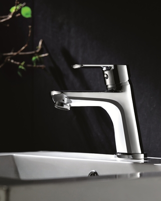 Keran Wastafel Kamar Mandi Komersial Pegangan Logam Tunggal Chrome 142mm Tinggi