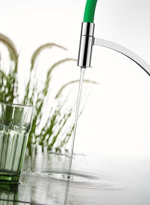Selang Silikon Chrome Finish Dapur Mixer Faucet Hemat Air Ketahanan Korosi