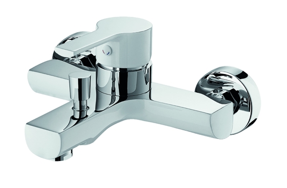 Berlapis krom dan warna putih Satu tuas Bath Mixer Tap Wall Mounted Brass